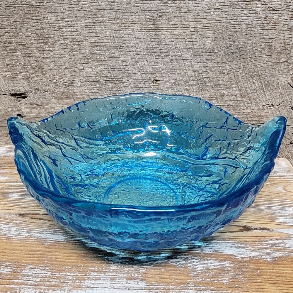 Stunning Tiara Indiana Glass Company Textured Blue Art Glass Bowl